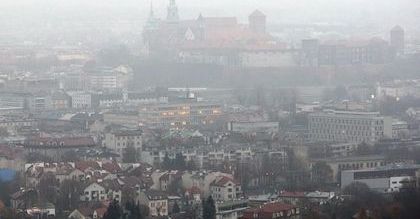 Turyści odpoczywają w górach wdychając smog i pył