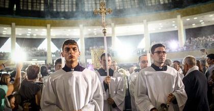 Rzymskie pracownie szyjące stroje dla księży rezygnują z luksusu