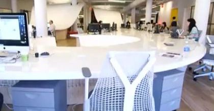 125 osób przy jednym biurku