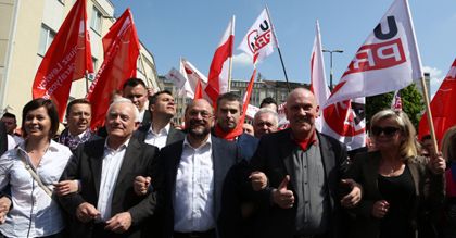 Pochód i manifestacja OPZZ i SLD z okazji święta ludzi pracy