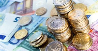 Blisko 620 mln euro na pensje dla urzędników i tłumaczy