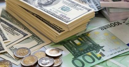 Złoty tracił do dolara, ale pozostawał stabilny w stosunku do euro