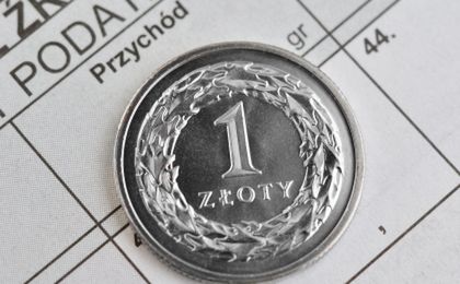 Urzędnicy wpisują PIT-y, klienci stoją w kolejce