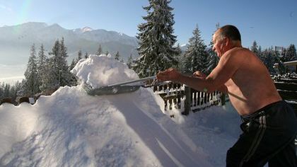 Pan Witek z Gubałówki odgarnia śnieg z chodnika, hartując przy okazji organizm. Robi tak co roku i - jak twierdzi - nigdy nie choruje.