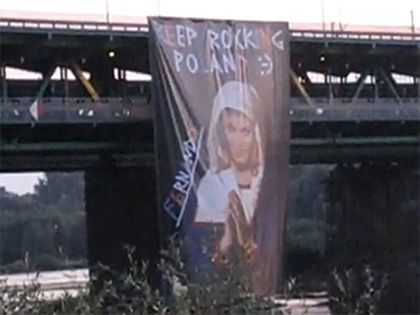 Madonna podobna do Matki Boskiej zawisła na moście