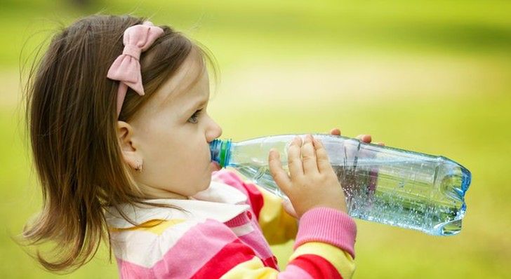 Naukowcy alarmują: dzieci piją za mało wody