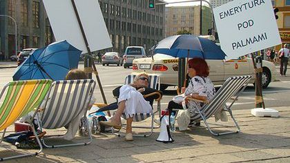 Happening pod palmą na Rondzie de Gaulle'a w Warszawie