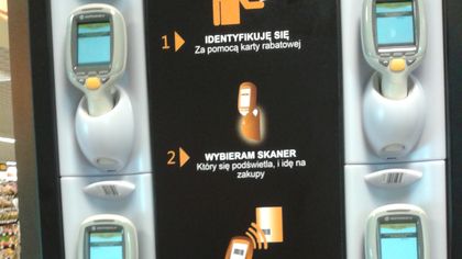 Szafa ze skanerami w sklepie Piotr i Paweł