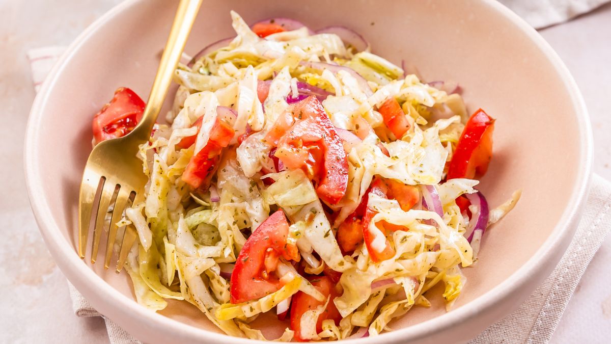 Surówka z kapusty pekińskiej to uwielbiany dodatek do obiadu