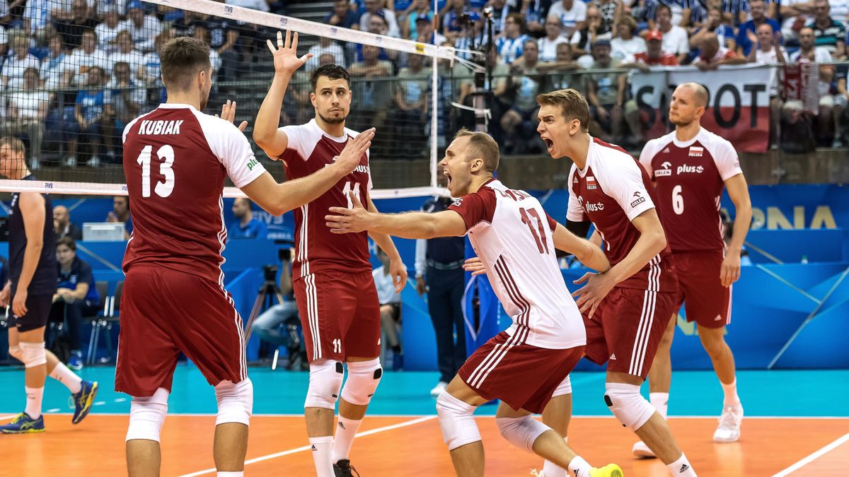 siatkarze reprezentacji Polski cieszą się podczas meczu grupy D mistrzostw świata z Finlandią