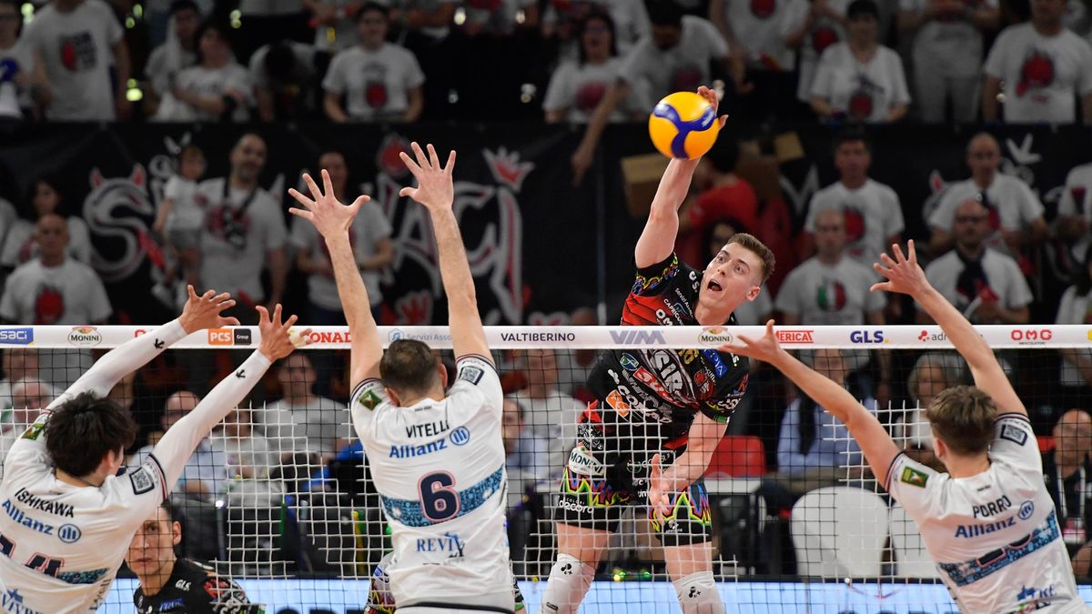 Materiały prasowe / legavolley.it / Na zdjęciu: Kamil Semeniuk w ataku