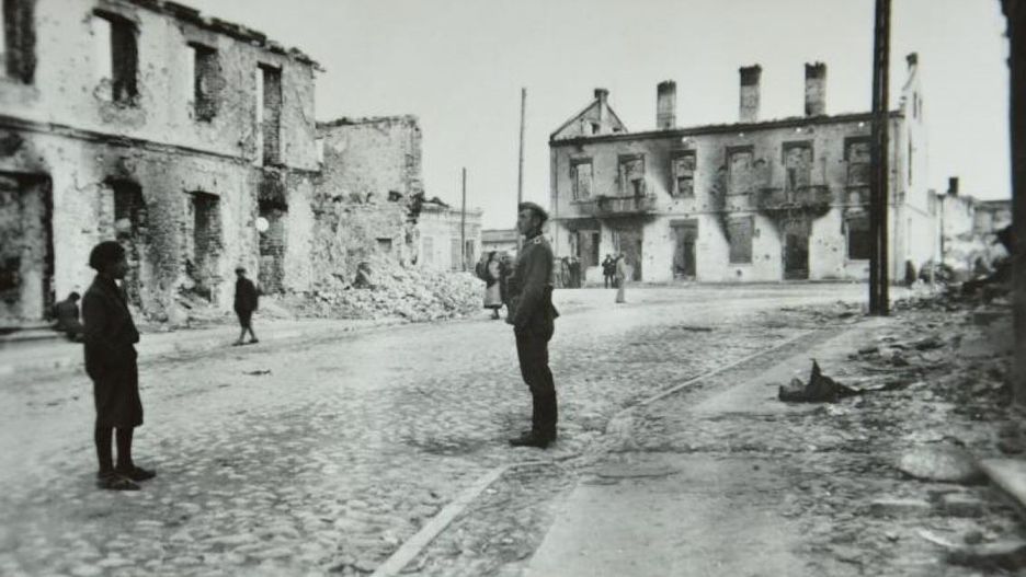 Zniszczony rynek w Sulejowie