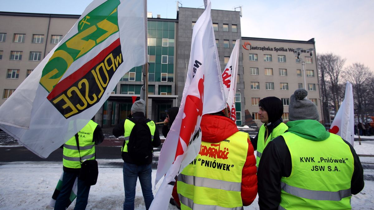 W nocy sytuacja pod siedzibą JSW uspokoiła się