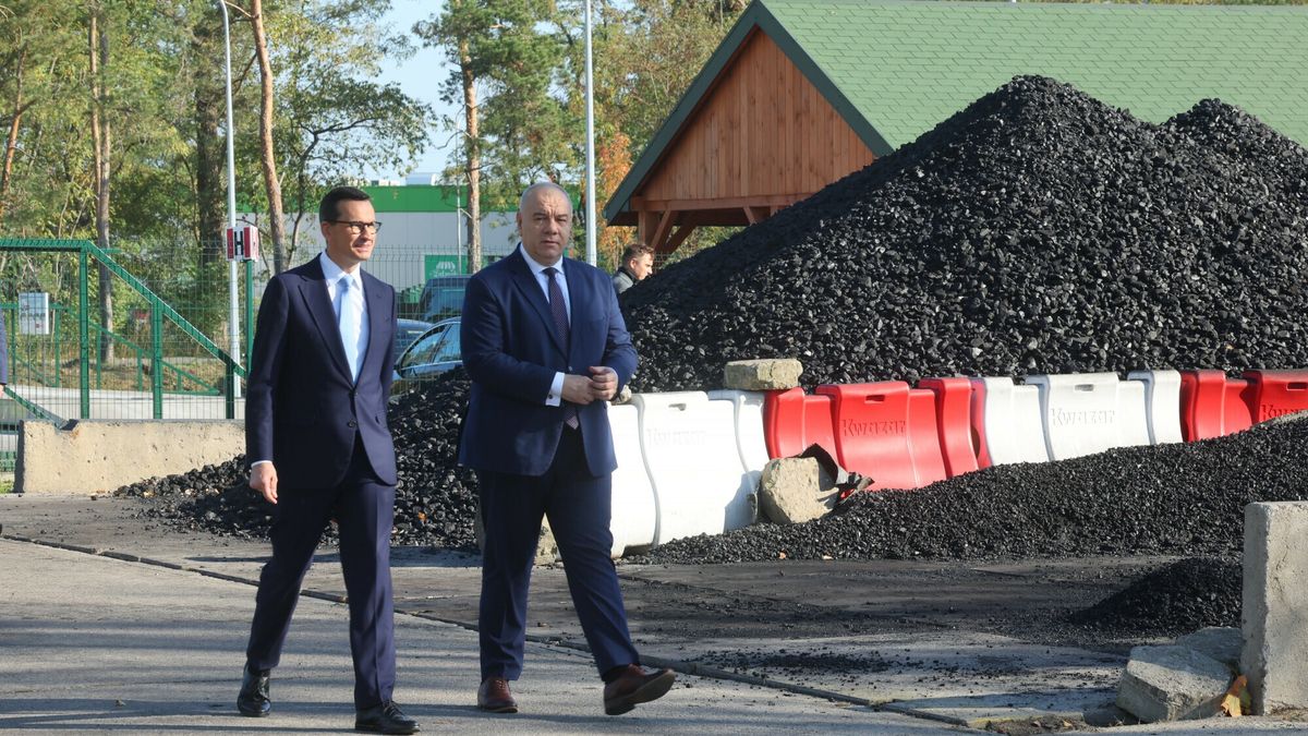 Na zdjeciu Premier Mateusz Morawiecki i wicepremier Jacek Sasin w Otwocku na tle węgla