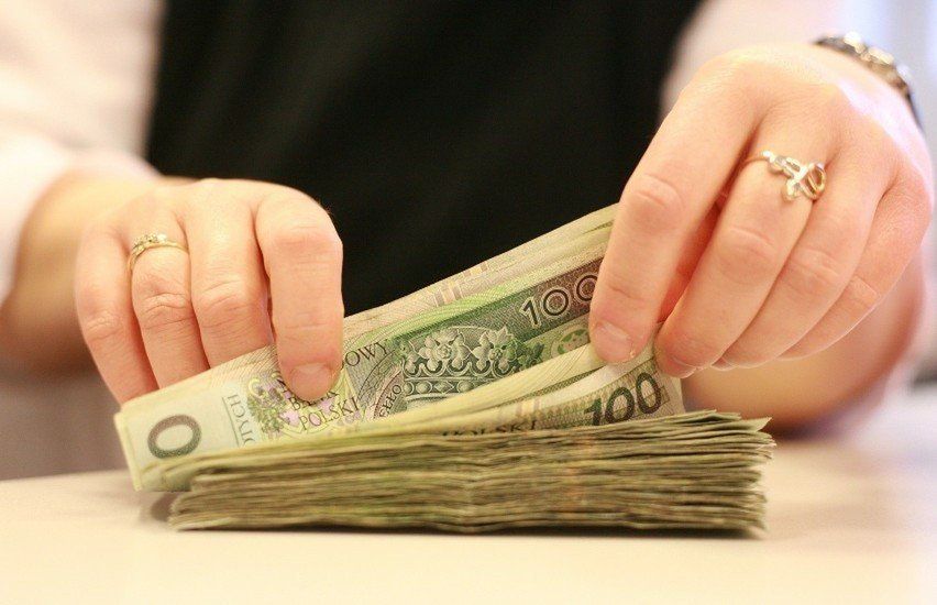 Dodatki dla pracowników stają się coraz bardziej popularnym narzędziem w zarządzaniu zasobami ludzkimi, umożliwiając firmom wyróżnienie się na tle konkurencji. Wprowadzenie dodatkowych korzyści, niezależnych od standardowych systemów premiowych, może przyczynić się do budowania więzi między pracownikami a przedsiębiorstwem.