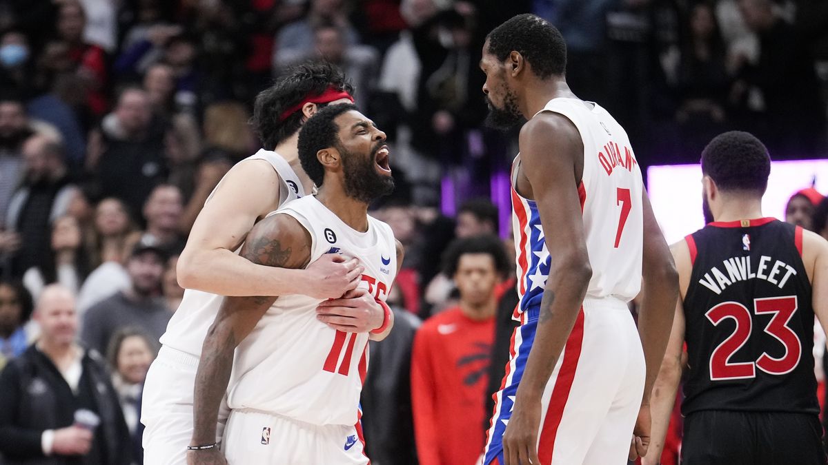 Getty Images / Mark Blinch / Na zdjęciu: Kyrie Irving w objęciach Yuty Watanabe. Z prawej Kevin Durant