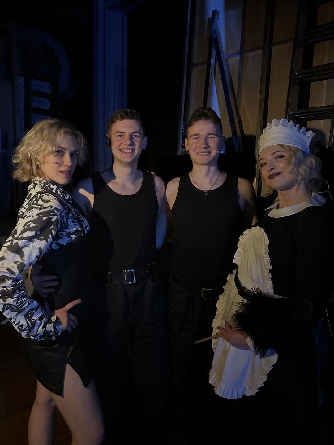 Barbara Kurdej-Szatan z członkami obsady Karnawału warszawskiego