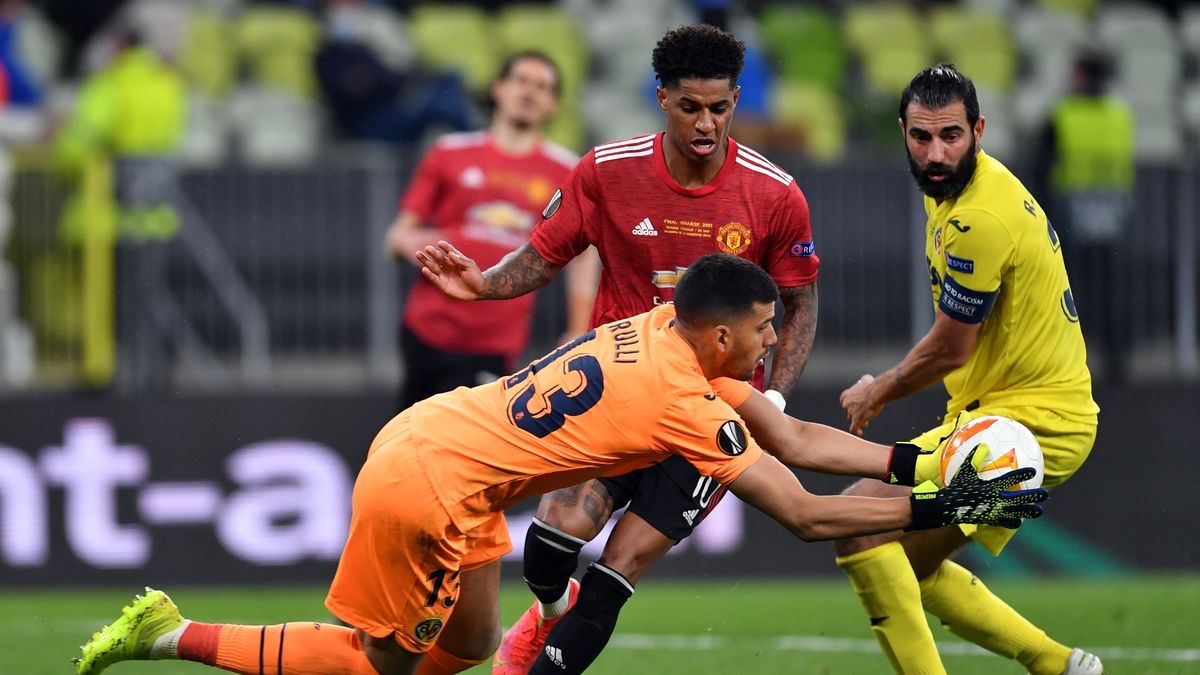 PAP/EPA / Adam Warzawa / POOL / Na zdjęciu: bramkarz Geronimo Rulli i Raul Albiol (Villarreal) oraz Marcus Rashford (Manchester United)