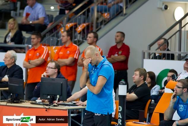 Po meczu trener Dariusz Daszkiewicz nie mógł uwierzyć, że mimo osłabienia rywale tak łatwo sięgnęli po zwycięstwo