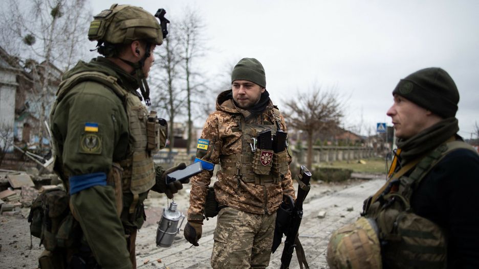 Wojna w Ukrainie - masakra cywil�w w BuczyAlexander Sevas, 33 yo retired Marine Sergeant now member of the civil defense greets Ukrainian soldier as he shows damage around the bridge separating Irpin and Bucha after clashes between the Ukrainian and Russian Army in Irpin town, amid Russian invasion of Ukraine, outside of Kyiv, Ukraine April 2, 2022. Photo by Raphael Lafargue/ABACAPRESS.COMLafargue Raphael/ABACA