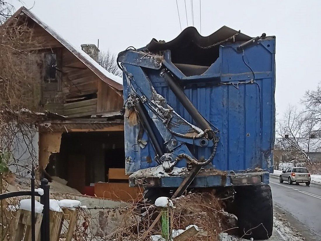 Pojazd wolnobieżny zsunął się z drogi i uderzył w dom