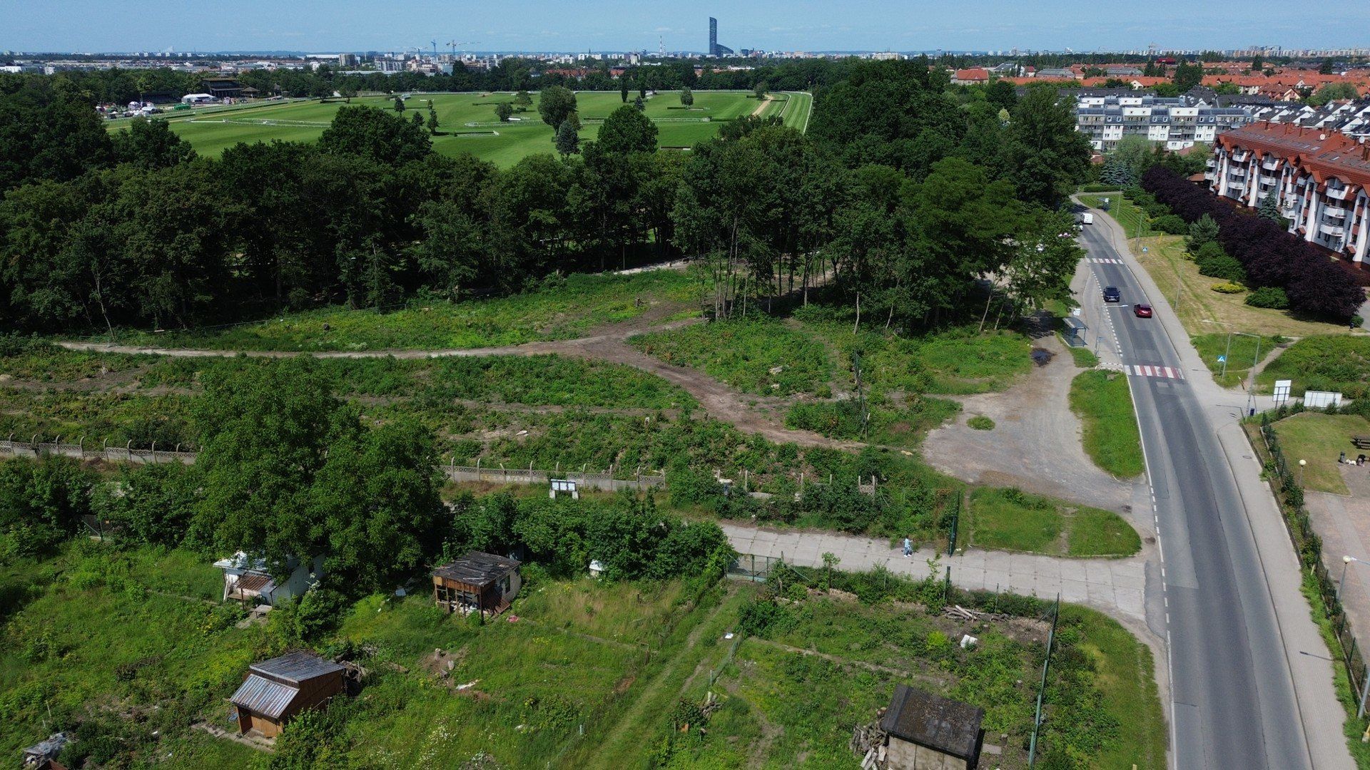 Ostatni etap budowy Wschodniej Obwodnicy Wrocławia to odcinek od ronda na rogatkach Wrocławia, na ul. Grota-Roweckiego do Bielan Wrocławskich. Droga przejedzie przez osiedle w miejscowości Wysoka, minie wrocławski Tor Partynice i zakończy swój bieg na al. Karkonoskiej.Na zdjęciu miejsce w m. Wysoka, gdzie powstanie WOW.