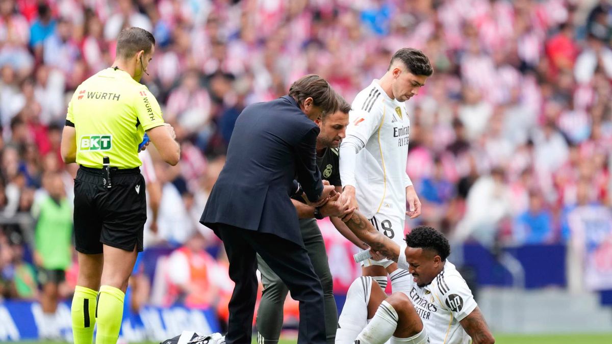 Getty Images / NurPhoto / Eder Militao podnoszony przez sztab medyczny