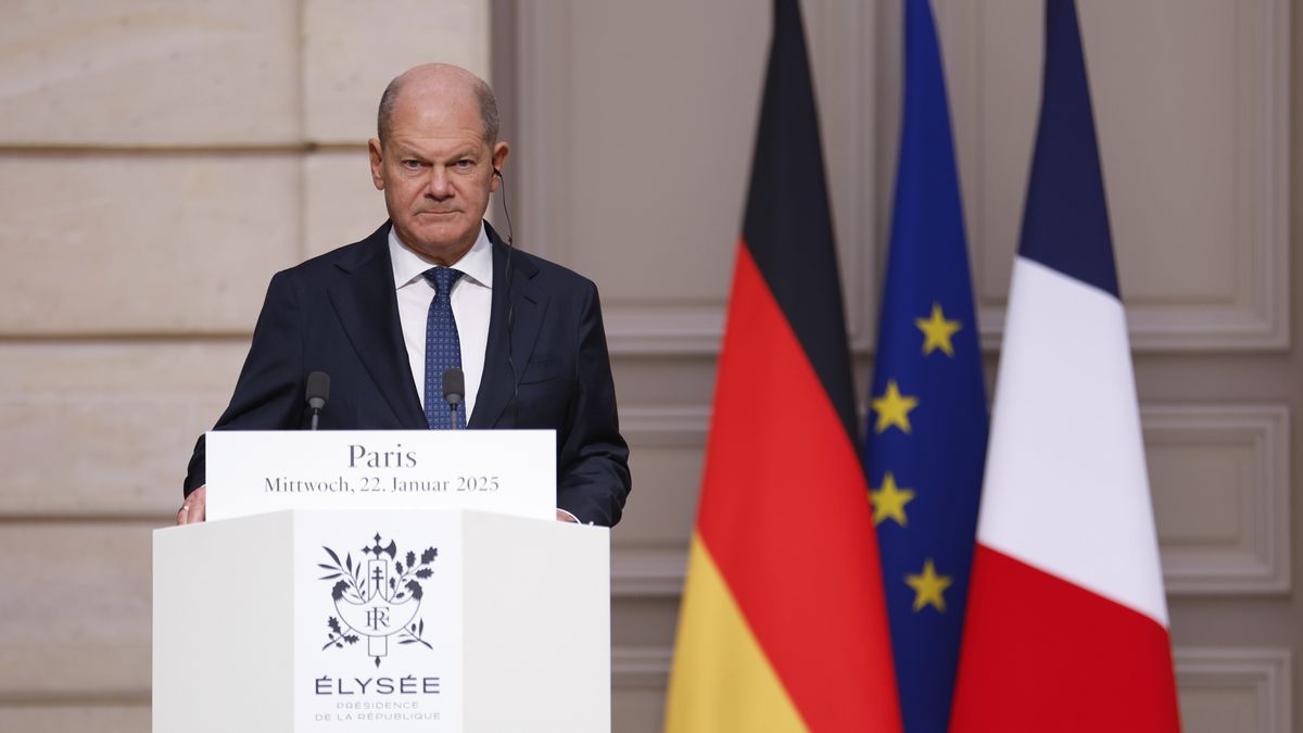 German Chancellor Olaf Scholz gives a statement with French President Emmanuel Macron (not pictured) during their meeting at the Elysee Palace in Paris, France, 22 January 2025. EPA/MOHAMMED BADRA / POOL Dostawca: PAP/EPA.
