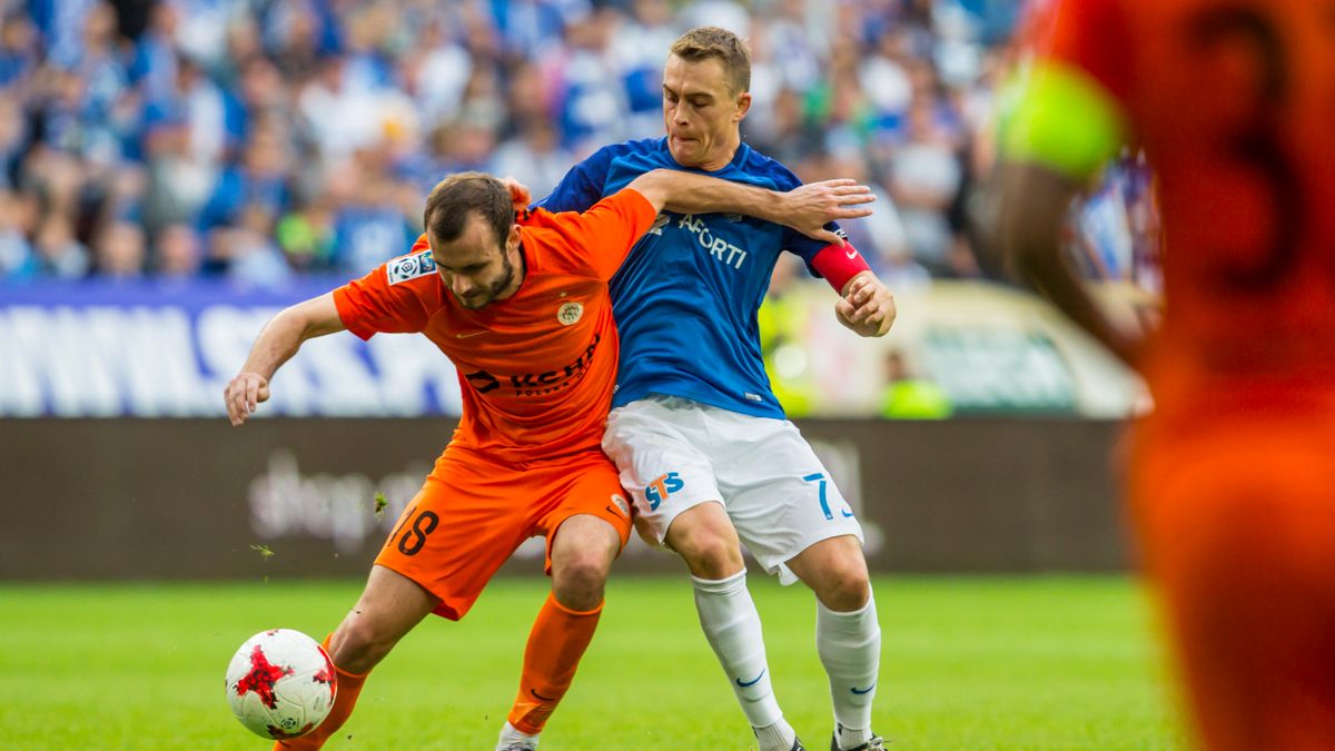 PAP / Bartosz Jankowski / Piłkarz Lecha Poznań Maciej Gajos (P) i Filip Starzyński (L) z KGHM Zagłębia Lubin podczas meczu Ekstraklasy