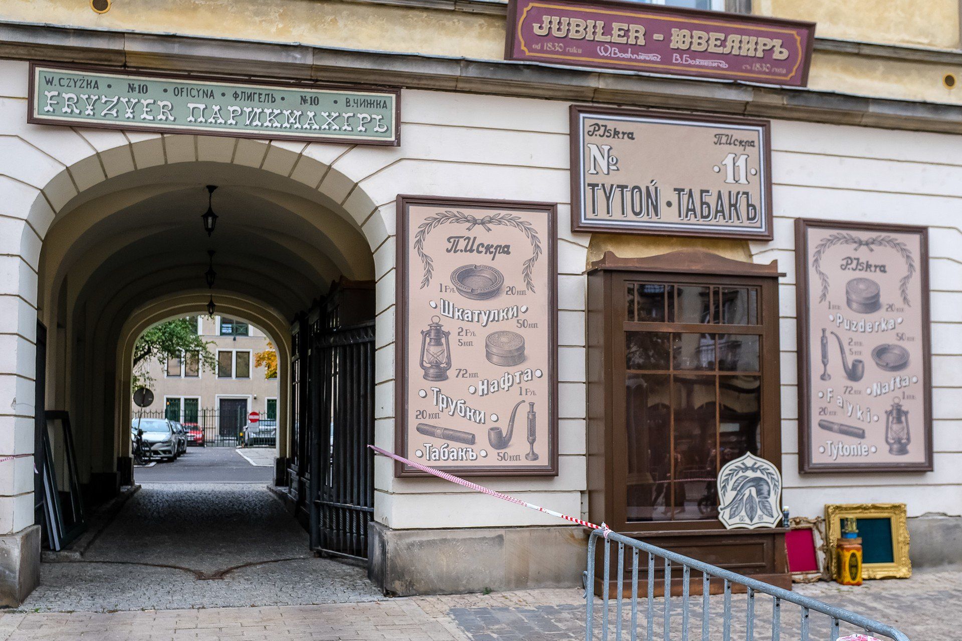 Na Krakowskim Przedmieściu w Warszawie stanęła dekoracja do filmowej adaptacji &#34;Lalki&#34;