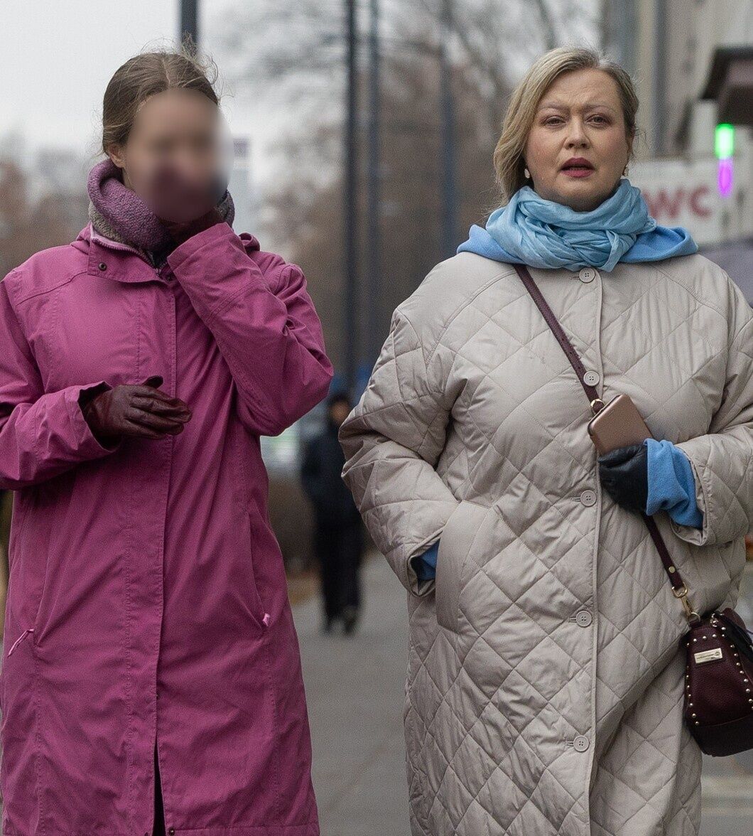 Dawno niewidziana Agnieszka Wagner snuje się z córką po mieście