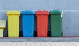 Czerwone pojemniki na polskich ulicach. Co należy do nich wrzucać?