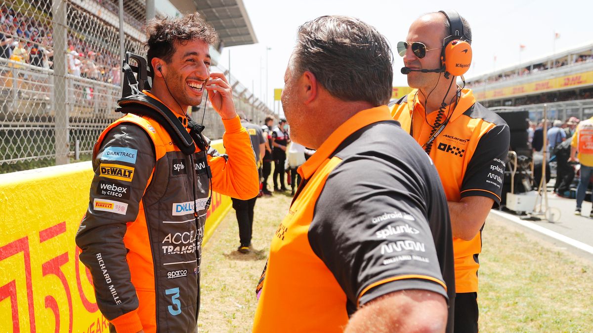 Daniel Ricciardo (po lewej) i Zak Brown (w środku)