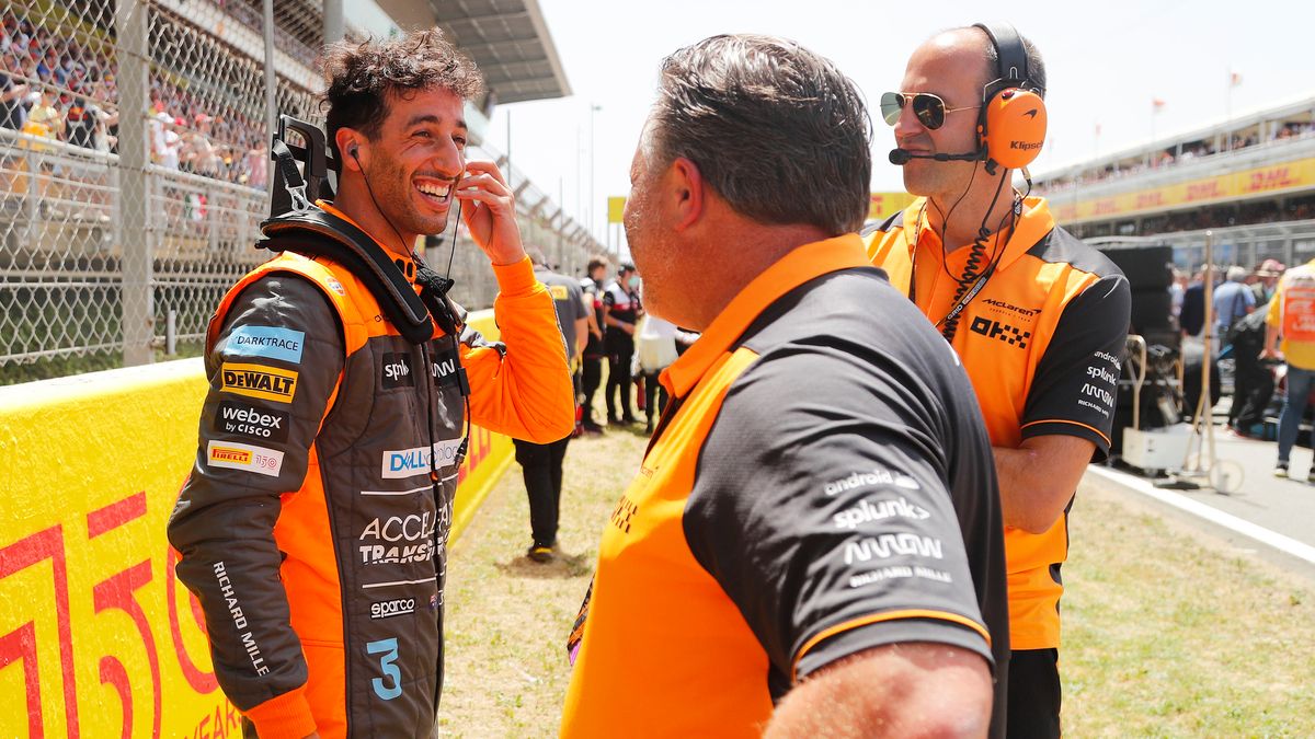 Materiały prasowe / McLaren / Na zdjęciu: Daniel Ricciardo (po lewej) i Zak Brown (w środku)