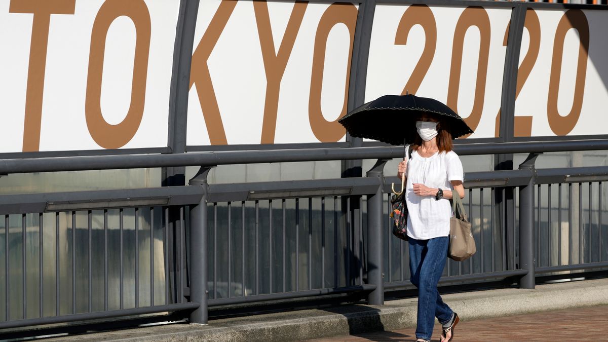 Tokijczycy chronią się parasolami przed słońcem w upalne dni