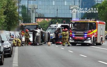 Najechał na zaparkowanego Lexusa w Śródmieściu. Subaru wywróciło się na bok
