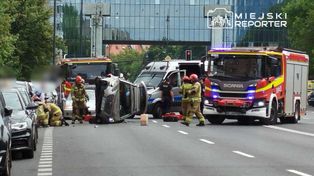 Najechał na zaparkowanego Lexusa w Śródmieściu. Subaru wywróciło się na bok