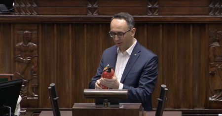Gorąco wokół ministra rolnictwa. Na mównicy sejmowej pojawiła się gaśnica