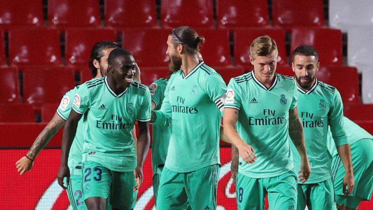 Zdjęcie okładkowe artykułu: PAP / JUANJO MARTIN / Na zdjęciu: radość piłkarzy Realu Madryt