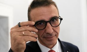 Inteligentne okulary posła Sachajko. "Powinien je wyrzucić"