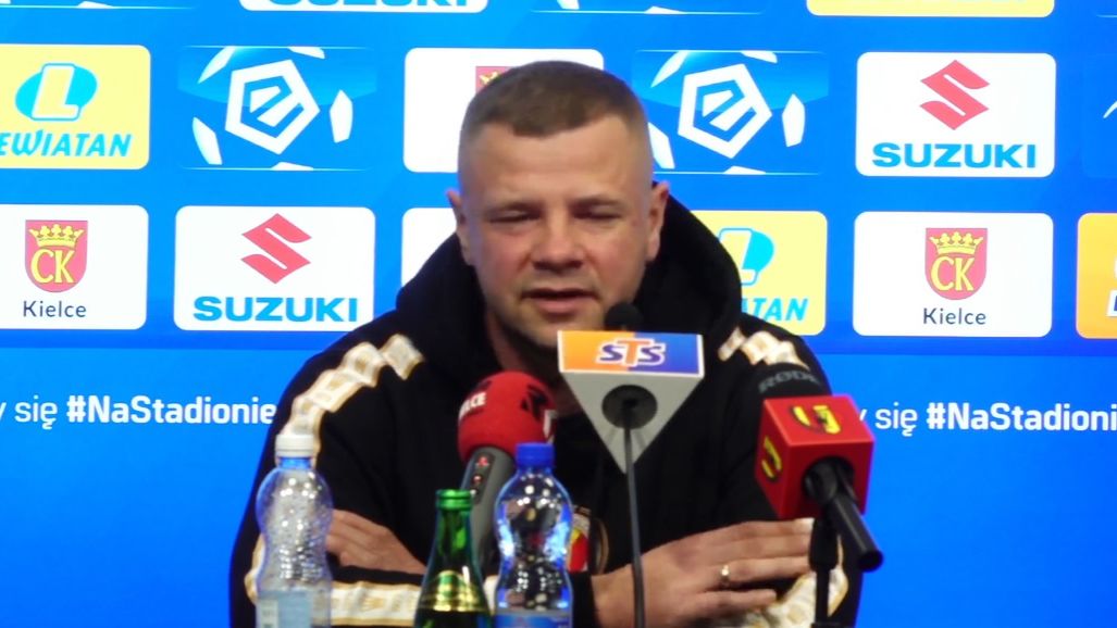 YouTube / Screen / Korona Kielce / Na zdjęciu: Kamil Kuzera podczas konferencji prasowej