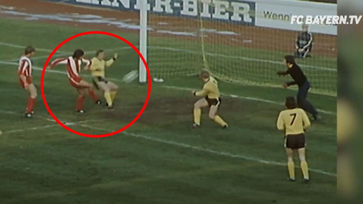 Gerd Mueller (Bayern Monachium) strzela gola Borussii Dortmund w meczu z 1971 r