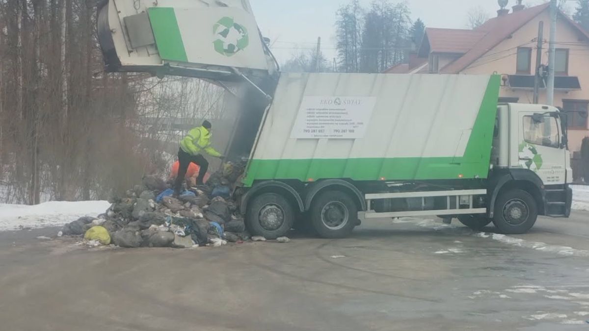 Pożar śmieciarki w Albigowej.