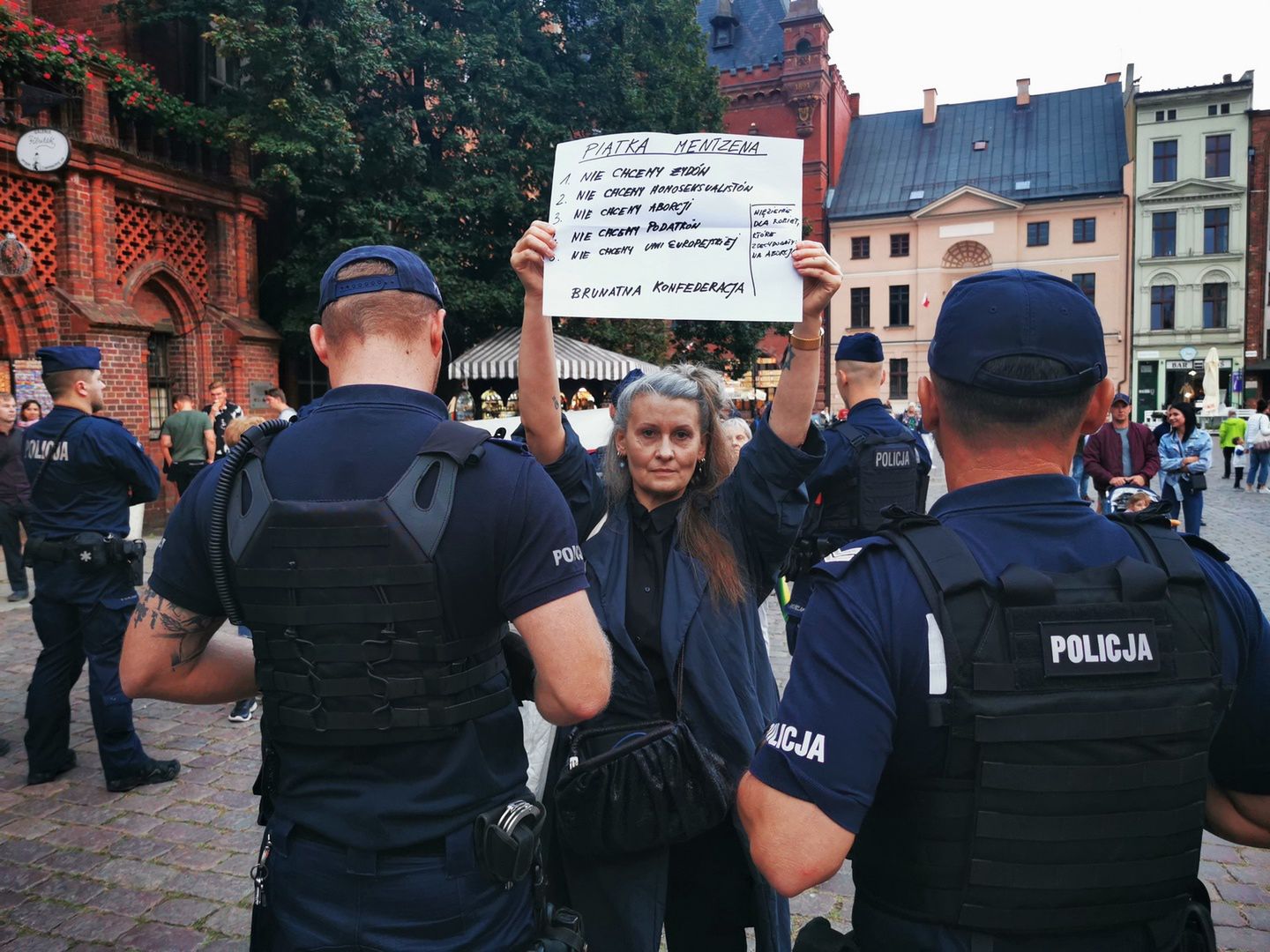 Część manifestantów przypominała o kontrowersyjnej "piątce Mentzena"