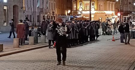 Tłumy bez maseczek w różnych miejscach stolicy. Wiemy, co się dzieje