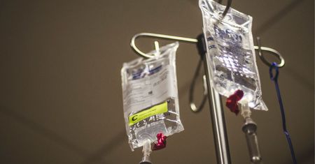 Kroplówka zasilana wódką na profilu szkoły. Wybryk z politycznym tłem