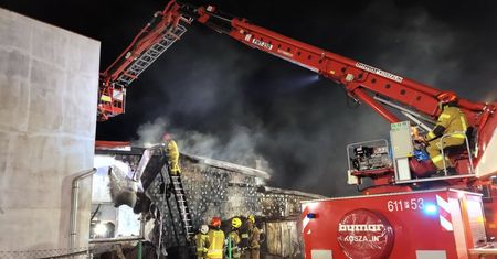 Pożar hali warsztatowej w Sulęcinku – strażacy walczyli z ogniem nocą