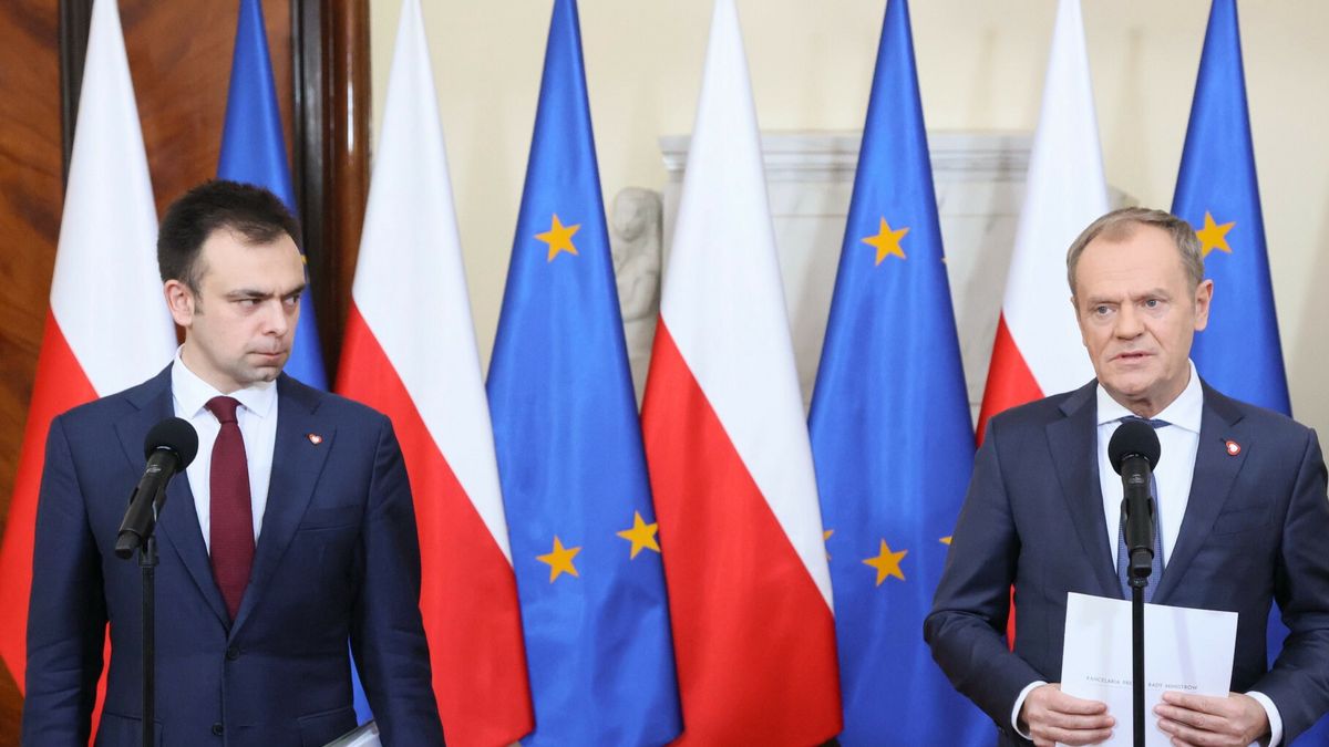 Konferencja premiera i ministra finans�wFot. Wojciech Olkusnik/East News, Warszawa,  19.12.2023. KPRM. Konferencja prasowa premiera Donald Tuska (P) i ministra finansow Andrzeja Domanskiego (L) po posiedzeniu rzadu.Wojciech Olkusnik