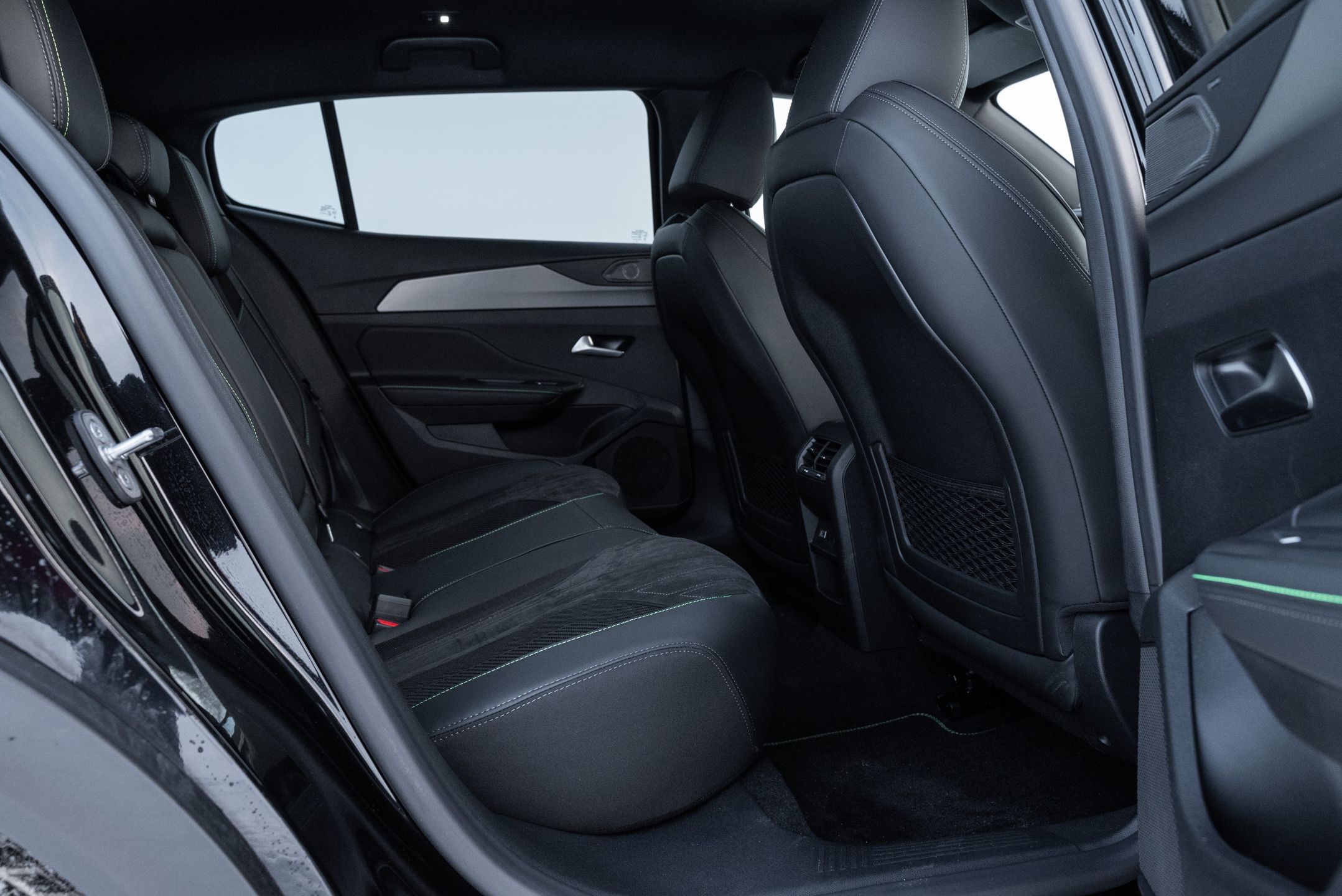 Peugeot 408 Hybrid 145