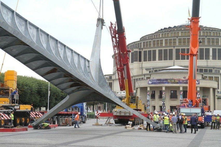 Wrocław: Iglica przy Hali Stulecia na ziemi. Kładziono ją trzy razy. Omal nie doszło do nieszczęścia